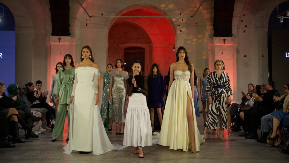 La diseñadora Lourdes Aguilar, al final de desfile / Lourdes Aguilar