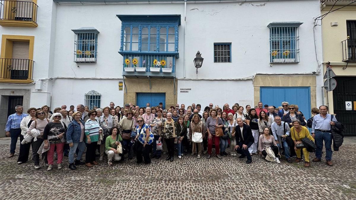 Foto de grupo ante La Casa Azul, Centro de Creación y Producción Cultural ubicado en Córdoba.