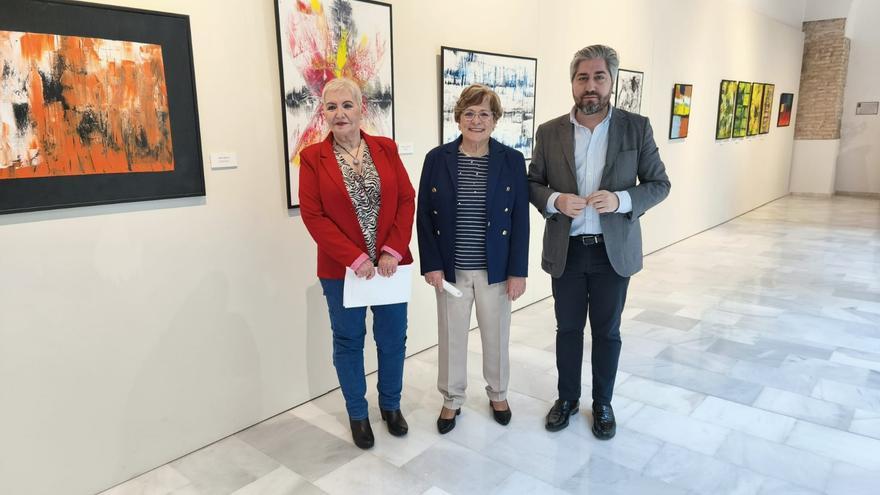 La escritora Chabela Morgo; la autora, Ana Sánchez Quiles, y el edil de Cultura, Francisco Barbancho. / M. GONZÁLEZ