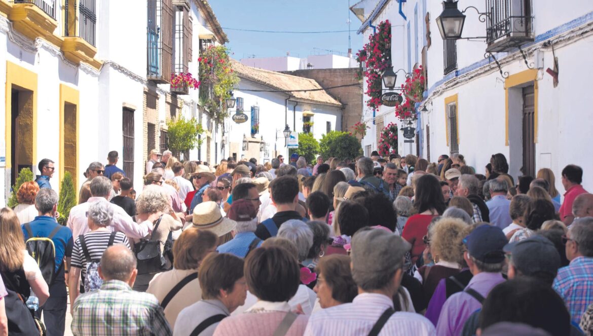 Numerosas personas esperan entrar en los patios de Córdoba / Luis Navarro
