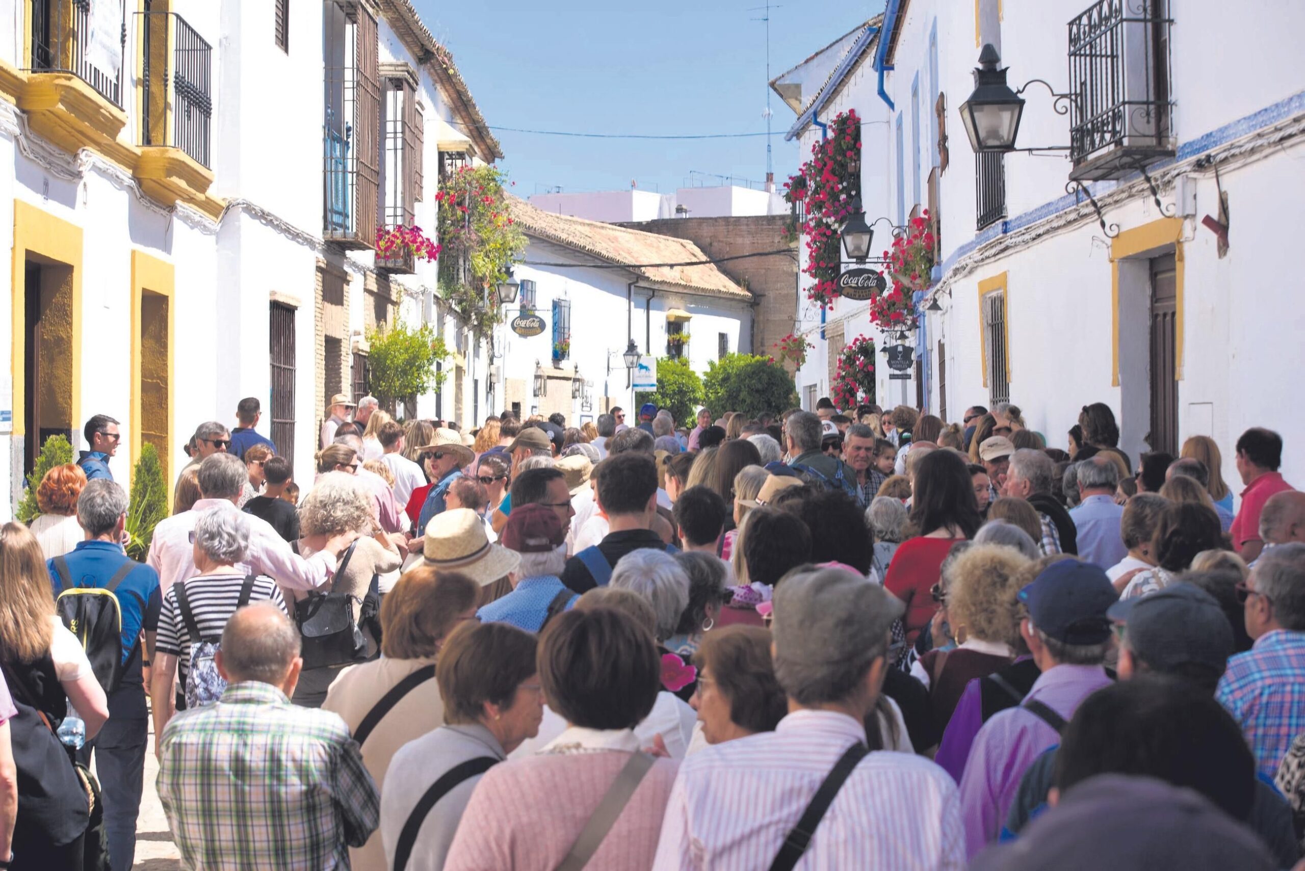 Numerosas personas esperan entrar en los patios de Córdoba / Luis Navarro