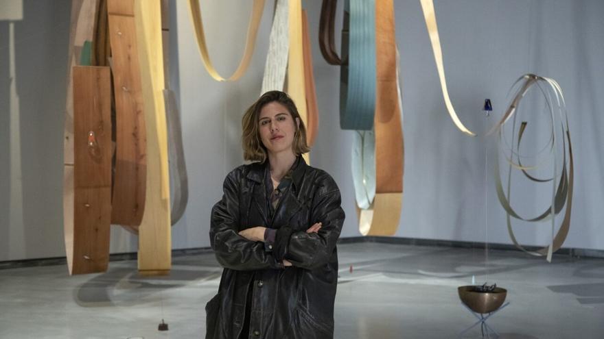 Cristina Mejias, junto a su exposición. / Rafael Carmona