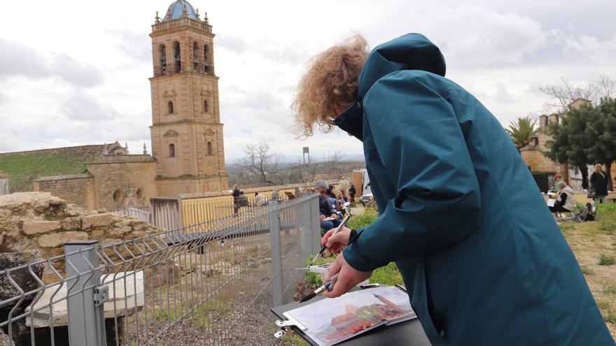 Una de las artistas plasma la torre de la parroquia de Santiago. / JOSÉ ANTONIO AGUILAR