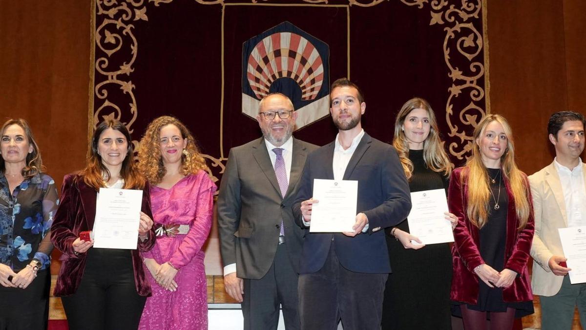 El investigador y escritor Pablo Martínez Angulo, en el centro de la imagen, recibiendo un premio.