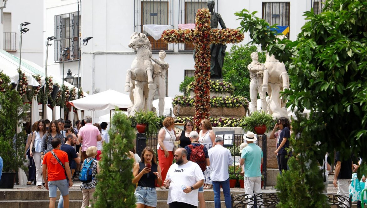 Cruz de Mayo de Santa Marina, una de las más concurridas / Miguel Ángel Salas