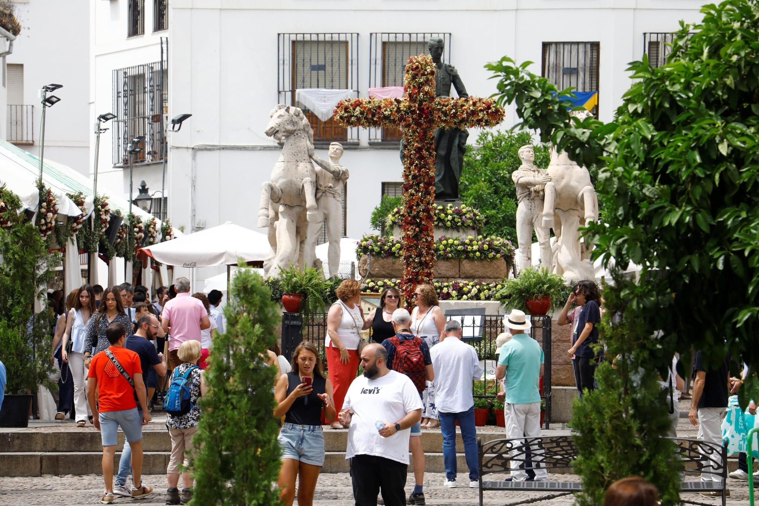 Cruz de Mayo de Santa Marina, una de las más concurridas / Miguel Ángel Salas