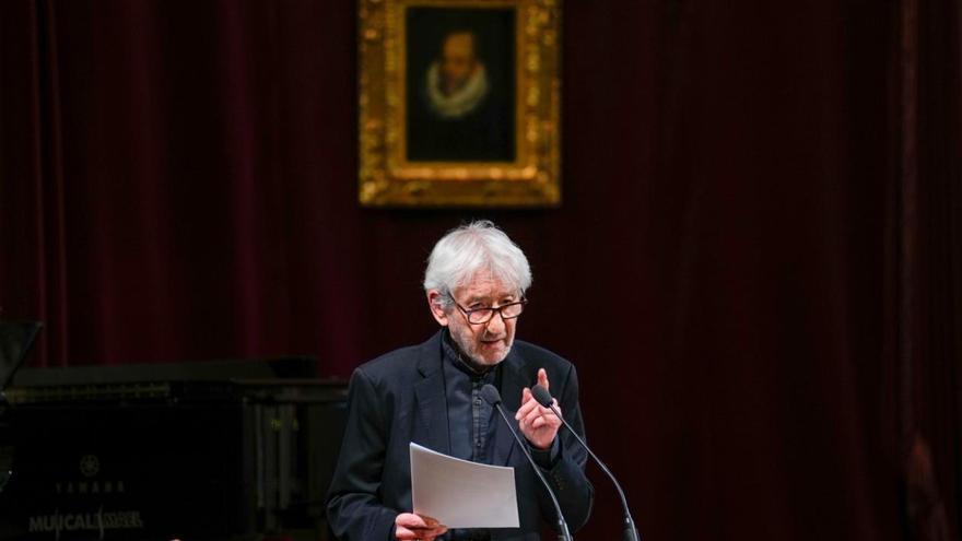 José Sacristán lee fragmentos del discurso que en su día preparó Machado para ingresar en la RAE, pero que nunca llegó a leer. / Borja Sánchez-Trillo - EFE