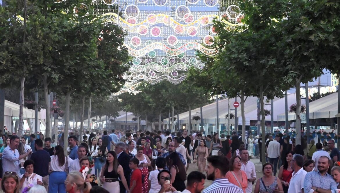 Una calle llena del recinto ferial. / Juan Ayala