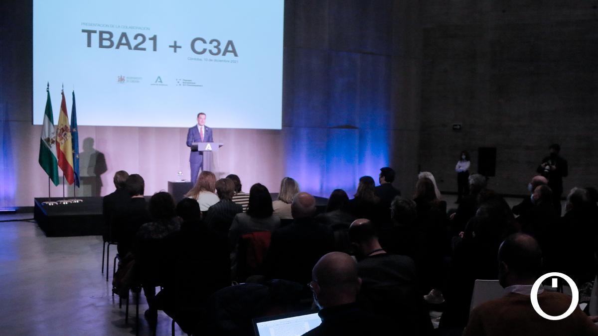Presentación de la colaboración TBA21 y C3A por parte de Juanma Moreno.