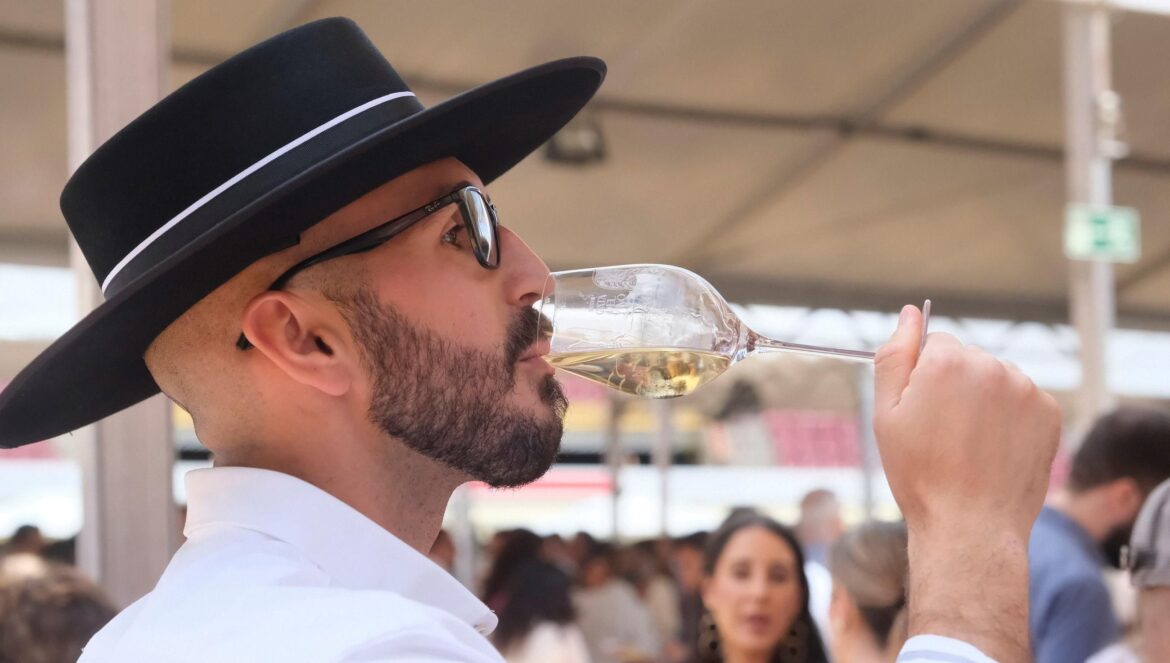Una persona consume un vino en la Cata de Vino de 2023. / Juan Ayala