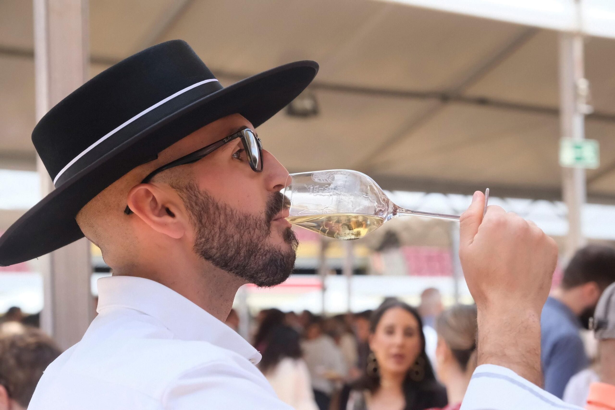 Una persona consume un vino en la Cata de Vino de 2023. / Juan Ayala