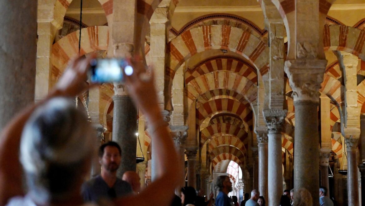 Un turista fotografía el interior de la Mezquita-Catedral. / Juan Ayala