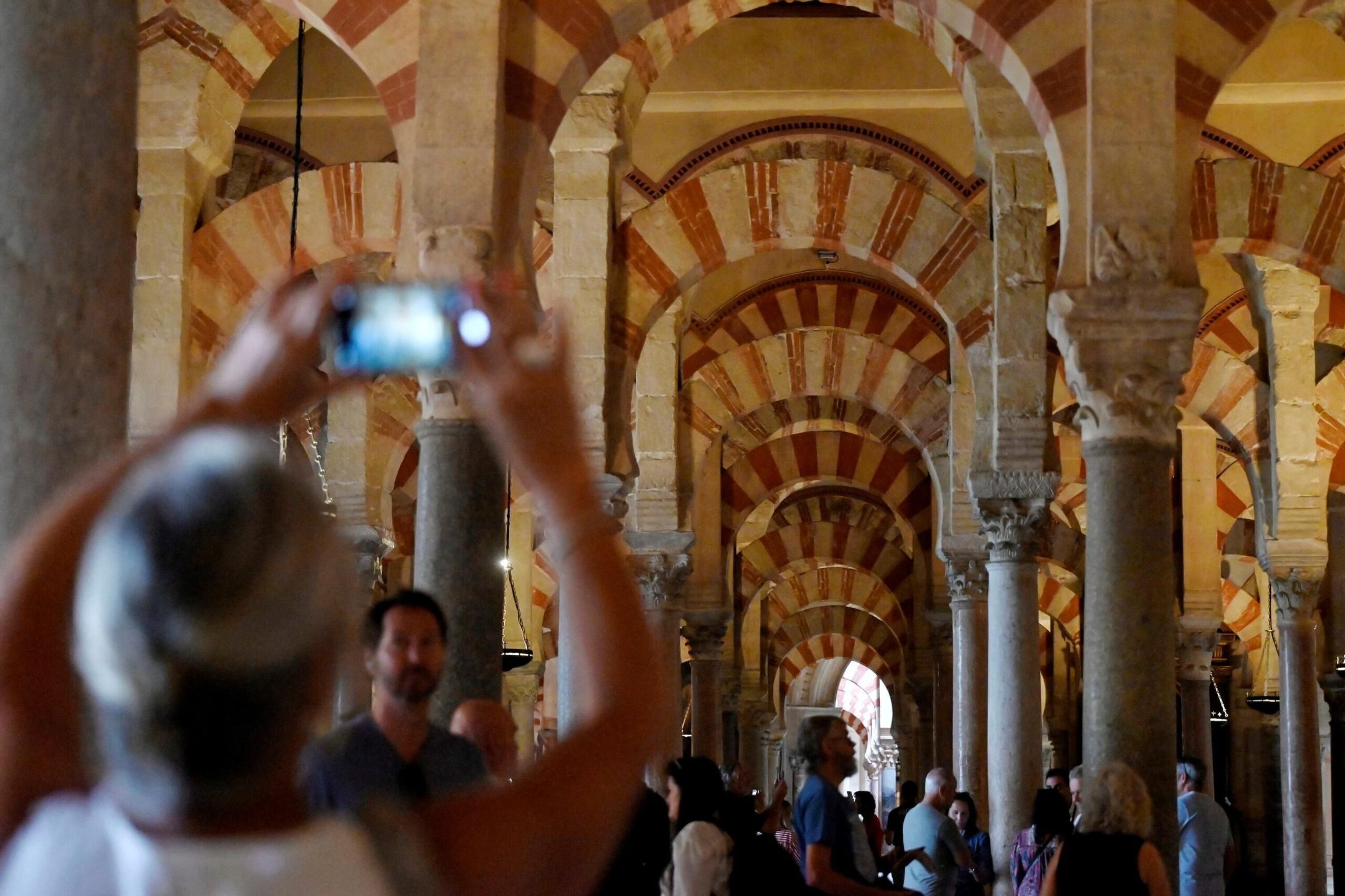 Un turista fotografía el interior de la Mezquita-Catedral. / Juan Ayala