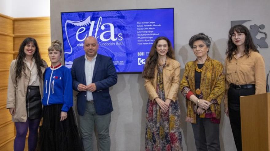 Gabriel Duque, con algunas de las artistas participantes en el proyecto. / CÓRDOBA