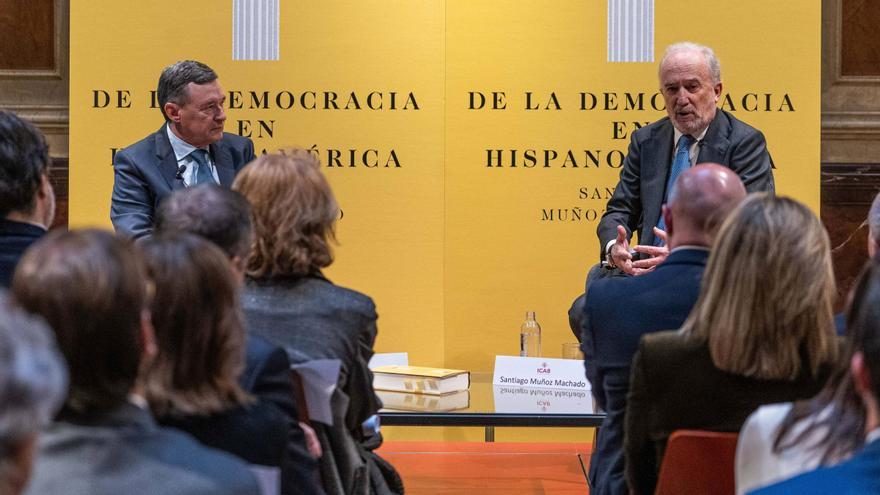 Ángel Simón y Santiago Muñoz Machado en la presentación de ‘De la democracia en Hispanoamérica’ (Taurus), su nuevo ensayo / Marc Asensio