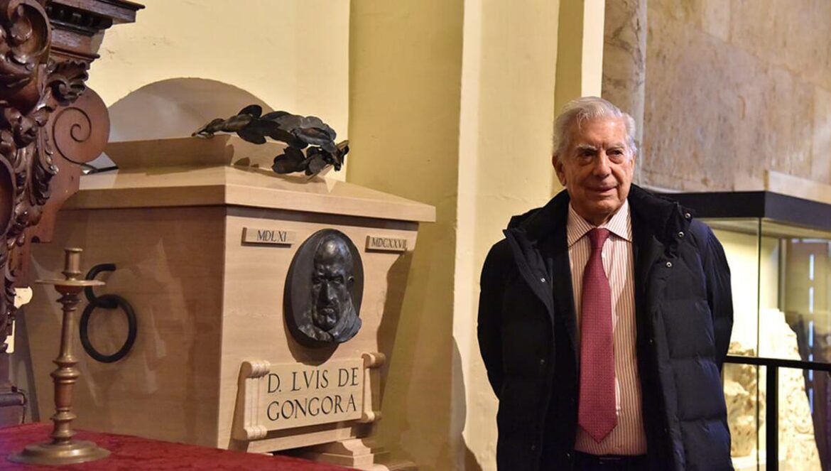 Vargas Llosa, ante las cenizas de Góngora. Mario Vargas Llosa, en la Mezquita Catedral Mario Vargas Llosa, en el centro junto a la alcaldesa entronces y el resto de premiados.