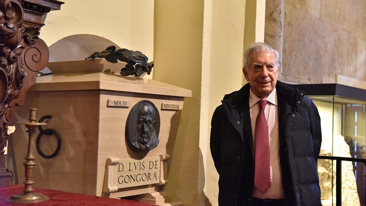 Vargas Llosa, ante las cenizas de Góngora. Mario Vargas Llosa, en la Mezquita Catedral Mario Vargas Llosa, en el centro junto a la alcaldesa entronces y el resto de premiados.