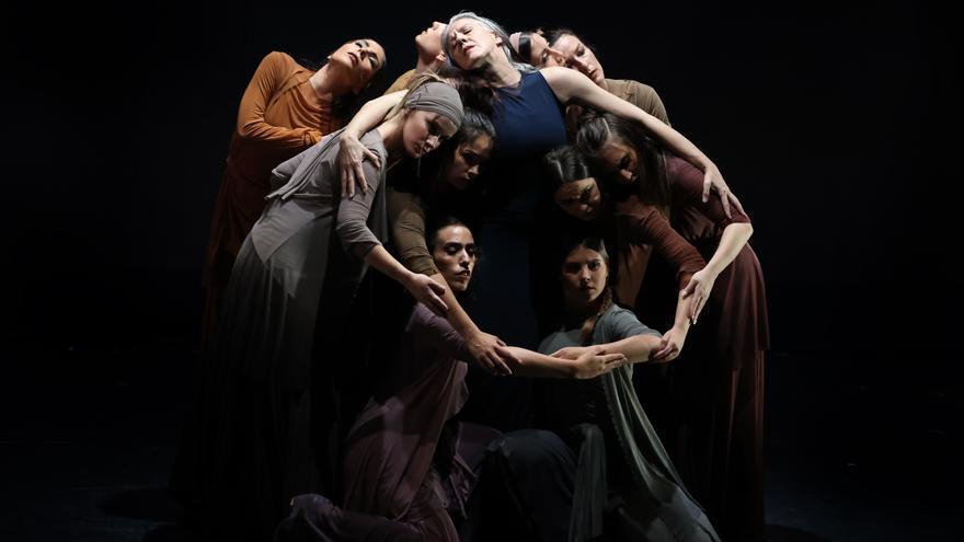 Paría Pagés y el cuerpo de baile, en un momento de 'De Scherezade'. / CÓRDOBA