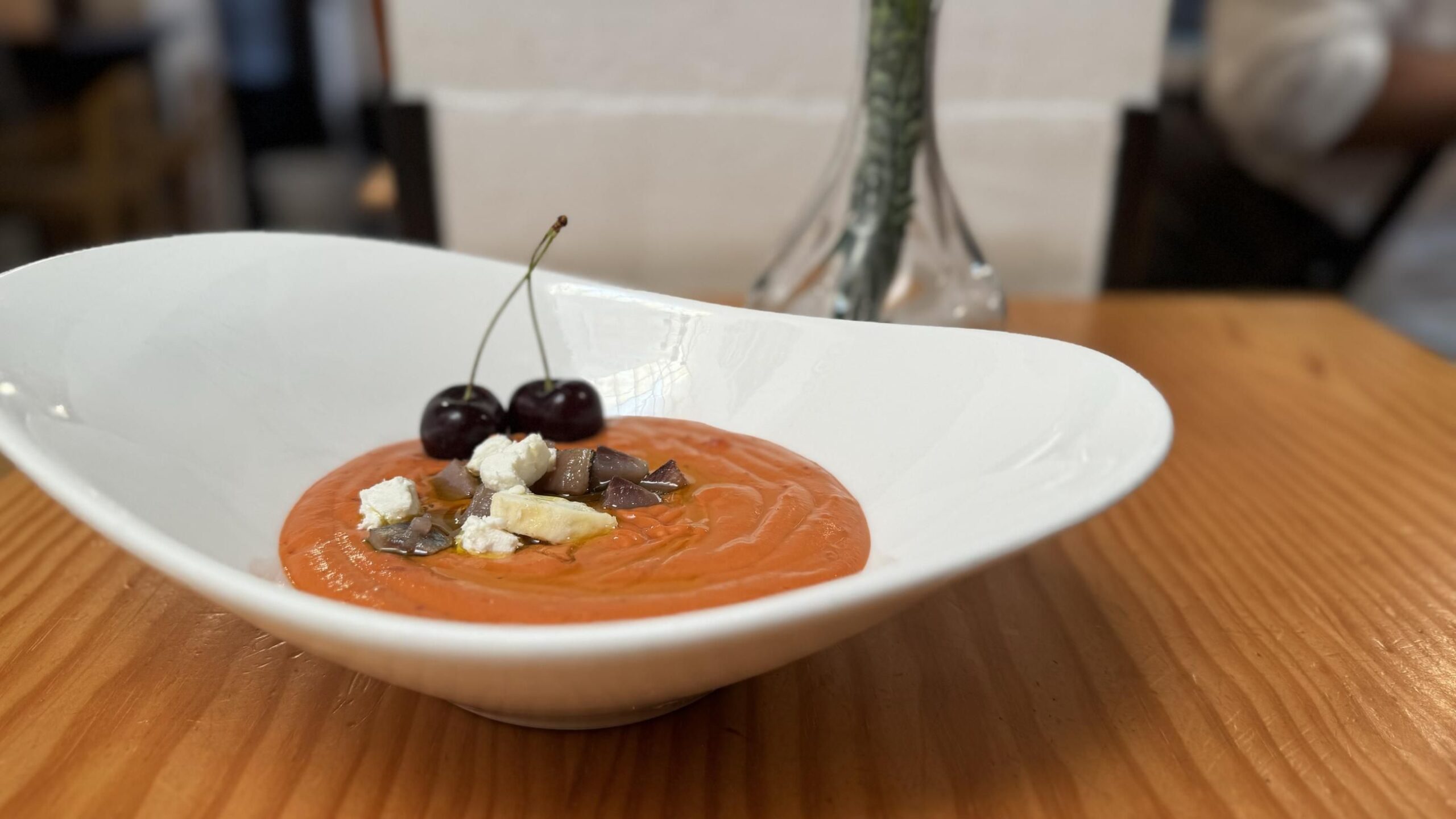 Salmorejo de cerezas, queso de cabra de Zuheros y sardina ahumada / Taberna La Montillana