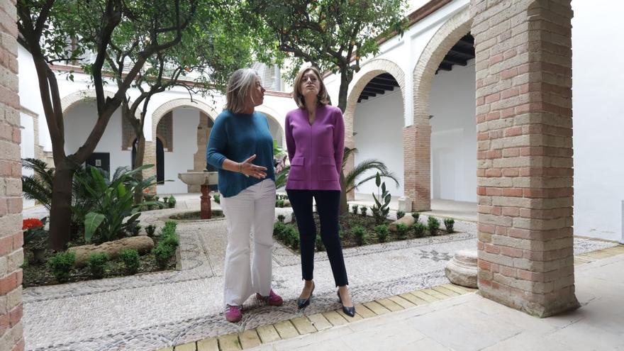 Isabel Albás y Ana Verdú, en la presentación del ciclo en el Archivo Municipal de Córdoba. / RAFAEL MELLADO