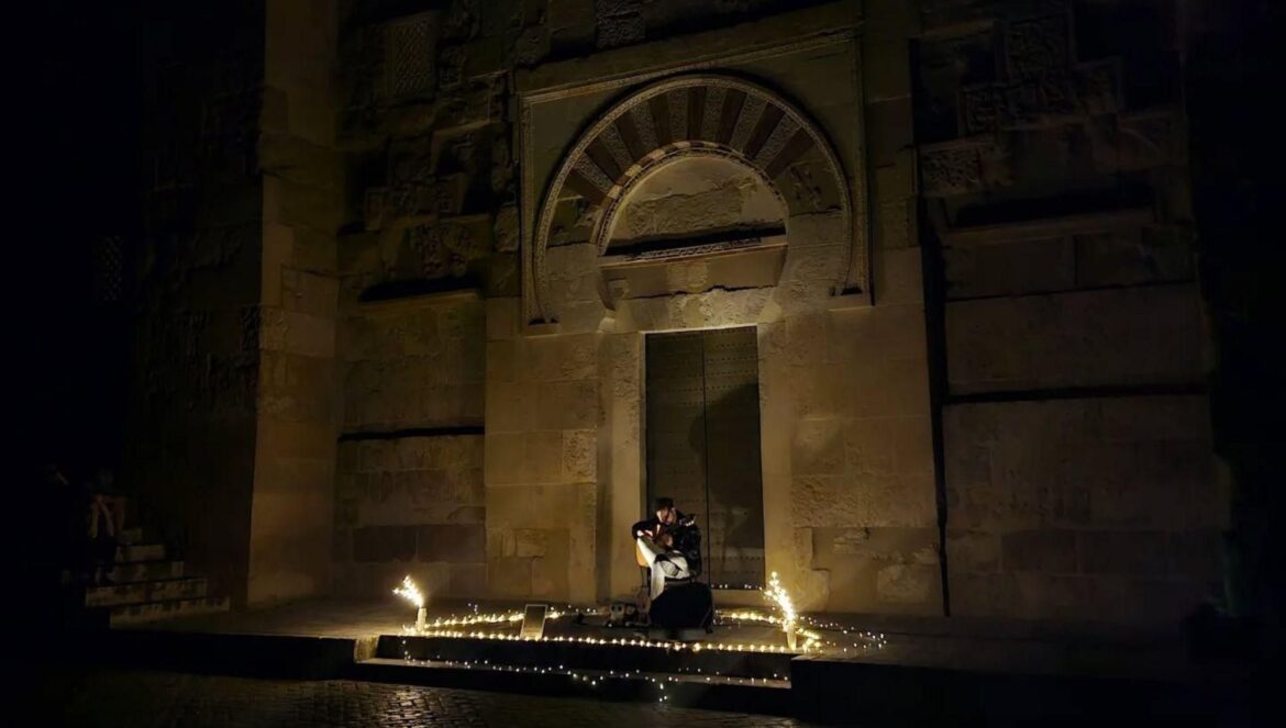Mohamed Abdellah tocando a los pies de la Mezquita-Catedral de Córdoba / Redes Mohamed Abdellah