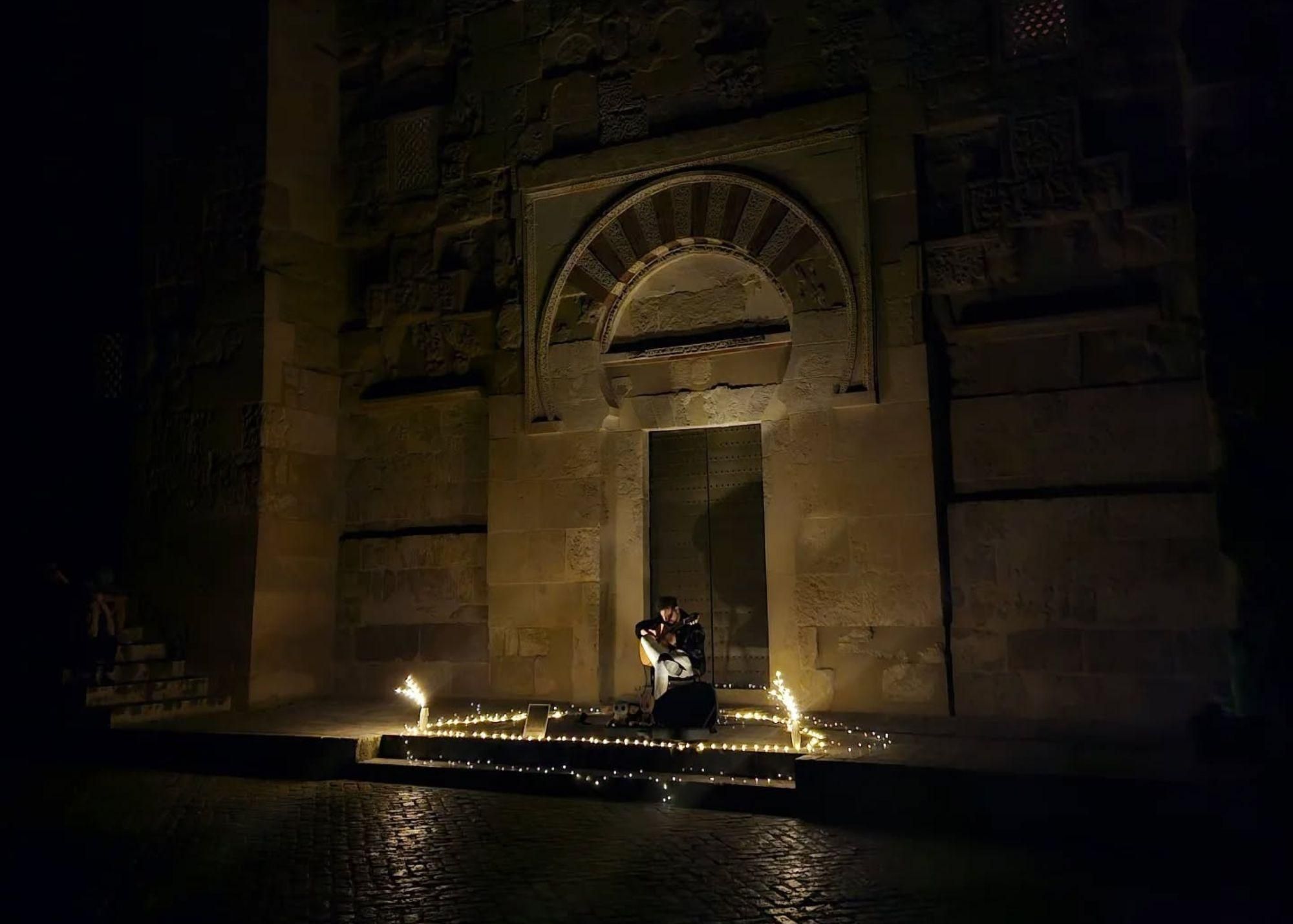 Mohamed Abdellah tocando a los pies de la Mezquita-Catedral de Córdoba / Redes Mohamed Abdellah