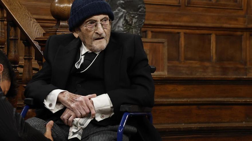 Álvaro Pombo, en la Universidad de Alcalá de Henares donde ha recibido el premio Cervantes. / / EFE