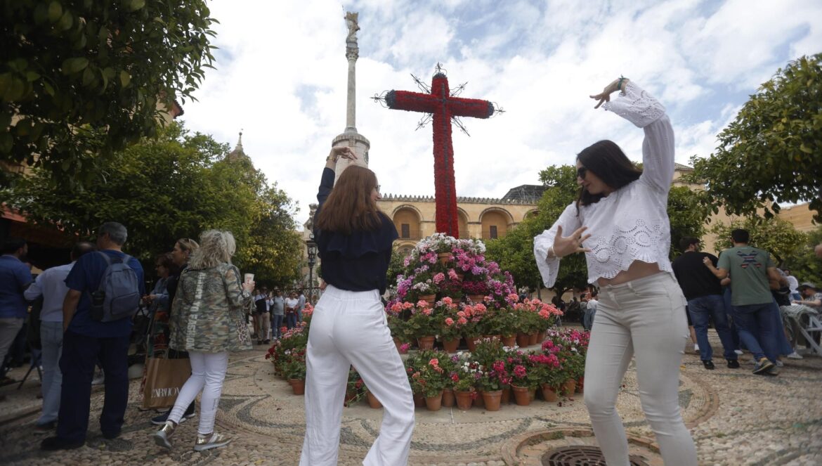 Dos jóvenes bailan en una Cruz de Mayo de Córdoba. / Salas/EFE