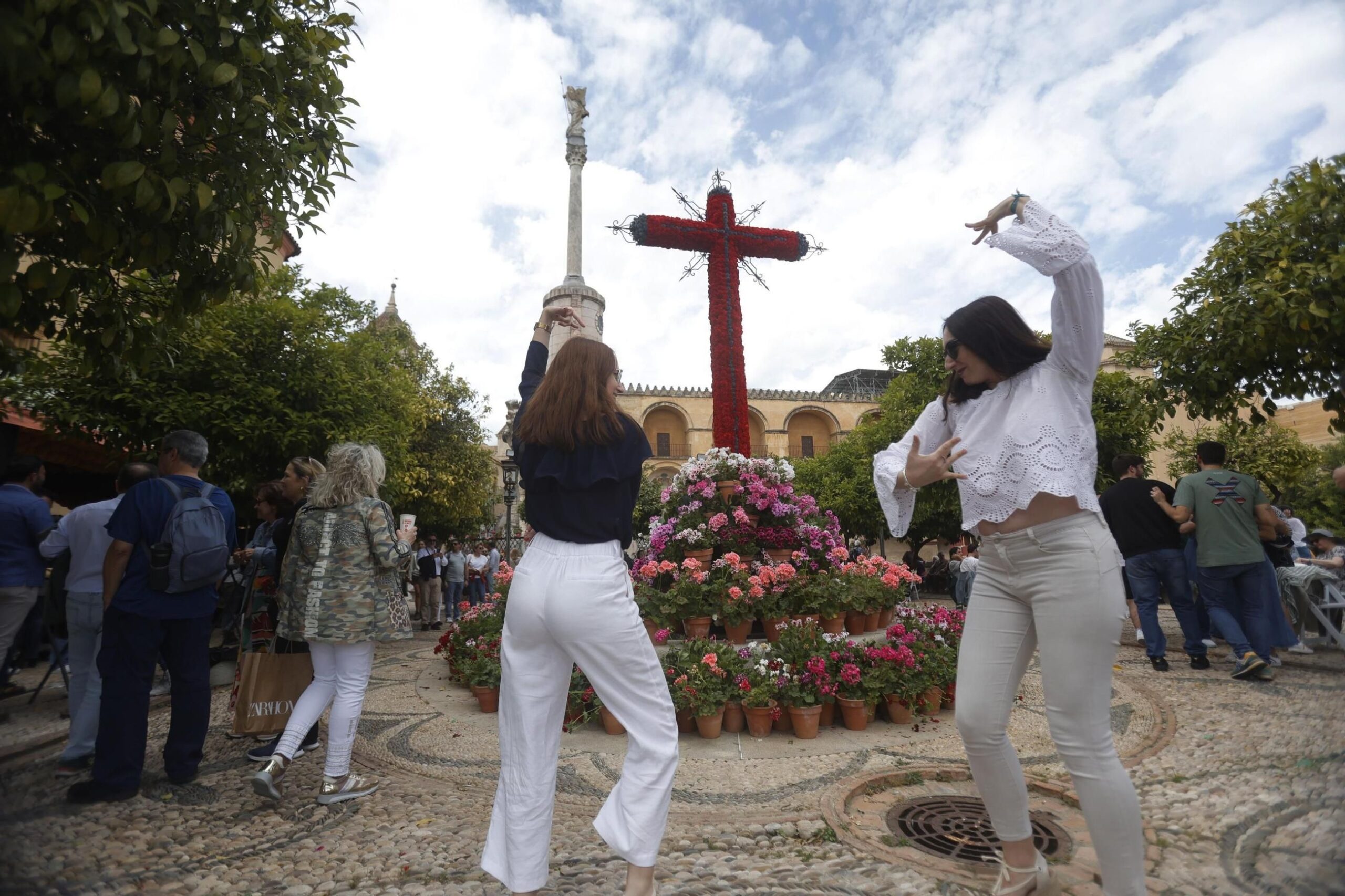 Dos jóvenes bailan en una Cruz de Mayo de Córdoba. / Salas/EFE