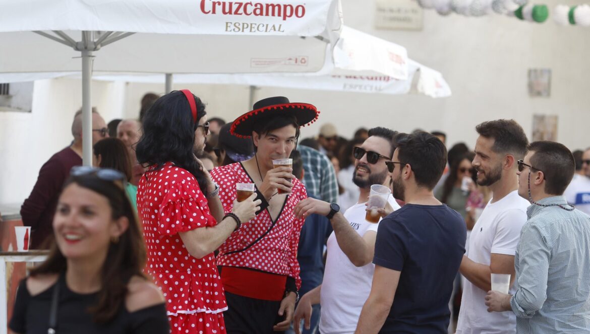 Varias personas disfrutan de la Cruz de Mayo del Bailio. / Juan Ayala