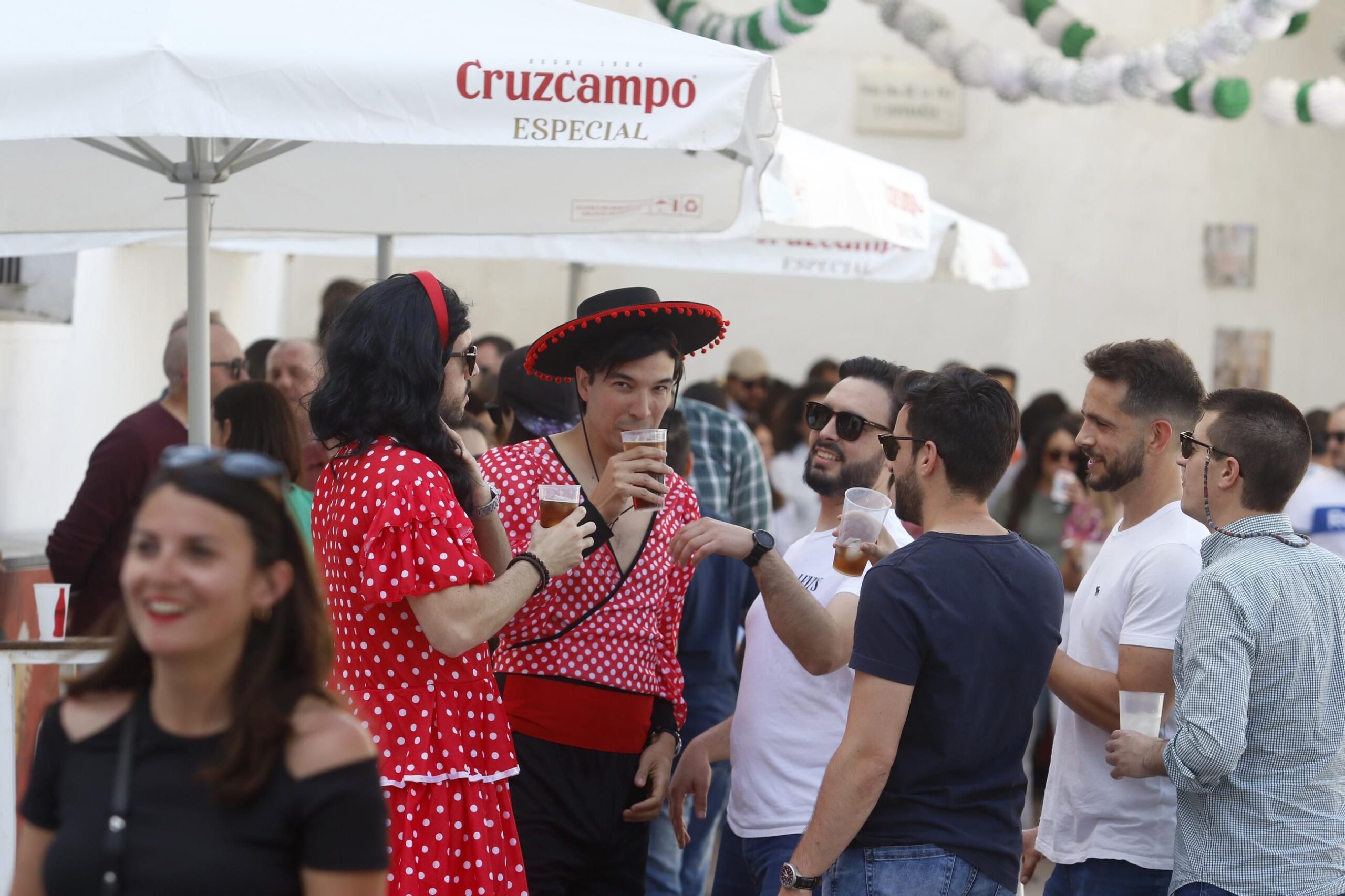 Varias personas disfrutan de la Cruz de Mayo del Bailio. / Juan Ayala