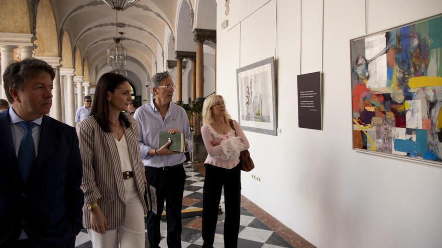 Marta Siles y Francisco Arroyo, en compañía de otros autores, recorrieron la exposición. / CÓRDOBA