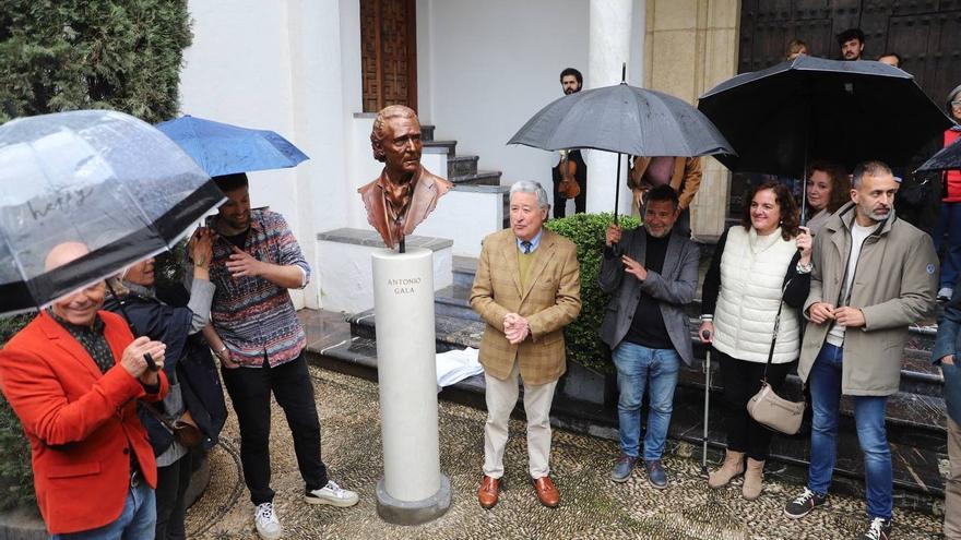 El busto ha sido descubierto bajo una lluvia persistente, que no ha desanimado a los asistentes. / VÍCTOR CASTRO