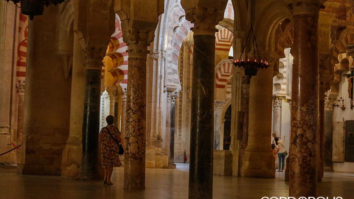 Mezquita-Catedral ÁLEX GALLEGOS Patio de los Naranjos de la Mezquita-Catedral MADERO CUBERO Interior de la Mezquita Catedral MADERO CUBERO