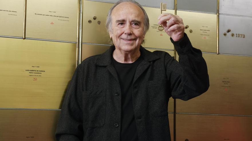 Serrat sujeta la llave de la caja 1.276 donde ha depositado su legado. / ZIPI ARAGÓN