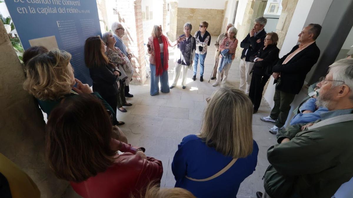 Visita en la apertura de la exposición en el Archivo Municipal.