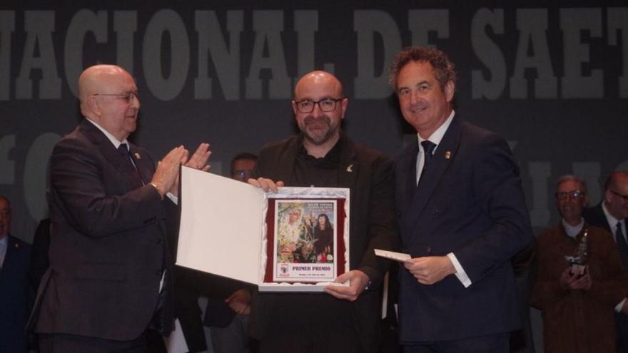 Antonio Nieto recibe el primer premio de saetas en Málaga. / Eduardo Nieto
