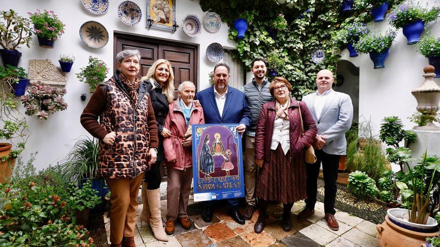 Lourdes Morales, Rafael Barón y Joaquín Bernal, con propietarios de patios, en la presentación del cartel. / Manuel Murillo