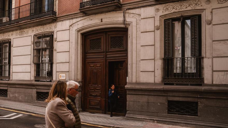 Imagen de la calle del edificio de la calle Flora donde residió Mario Vargas Llosa. / Alba Vigaray