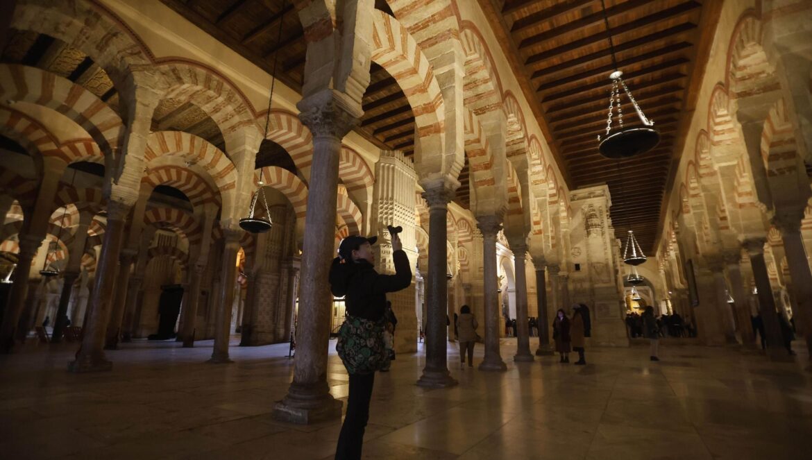 Turista en la Mezquita-Catedral de Córdoba / Salas / EFE