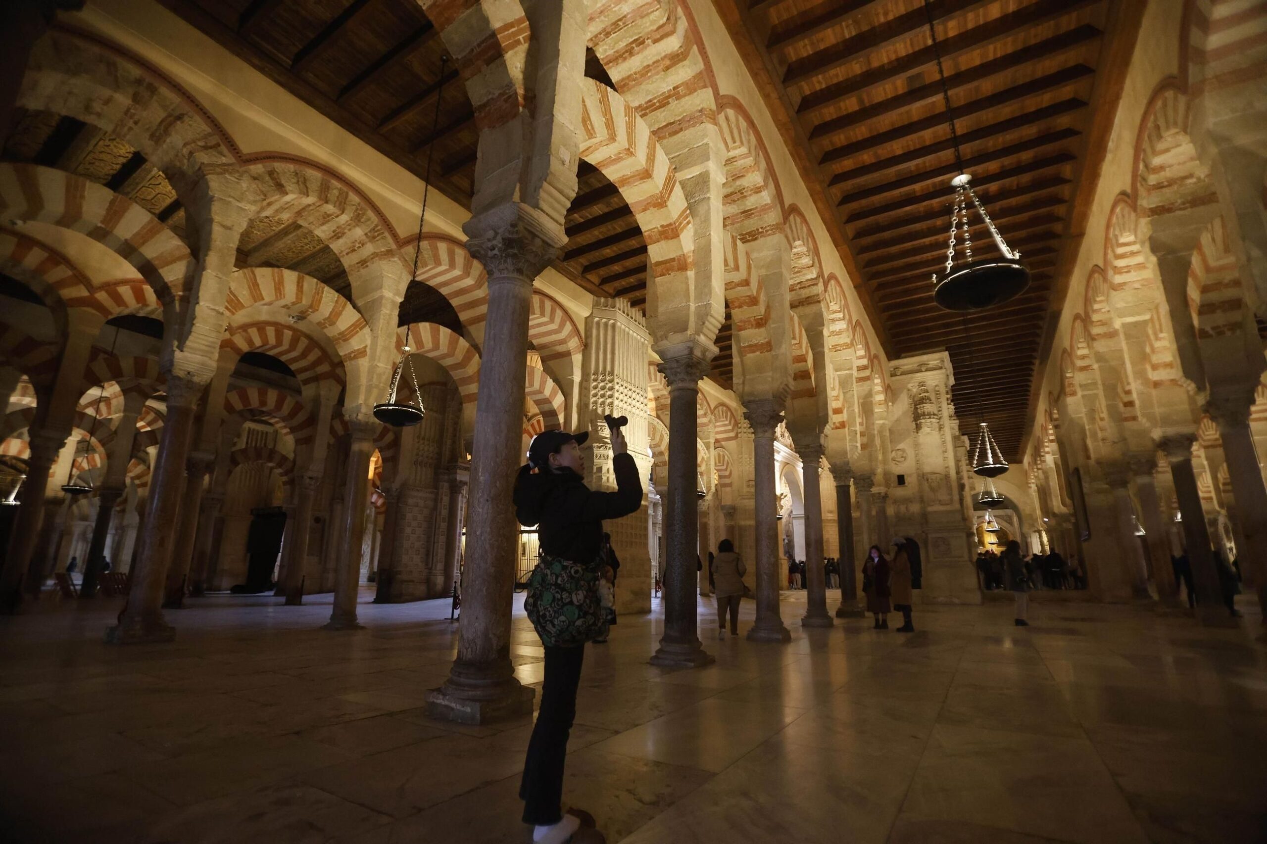 Turista en la Mezquita-Catedral de Córdoba / Salas / EFE
