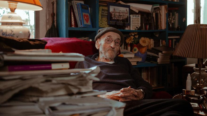 Álvaro Pombo, fotografiado en su casa de Madrid en 2023. / ALBA VIGARAY