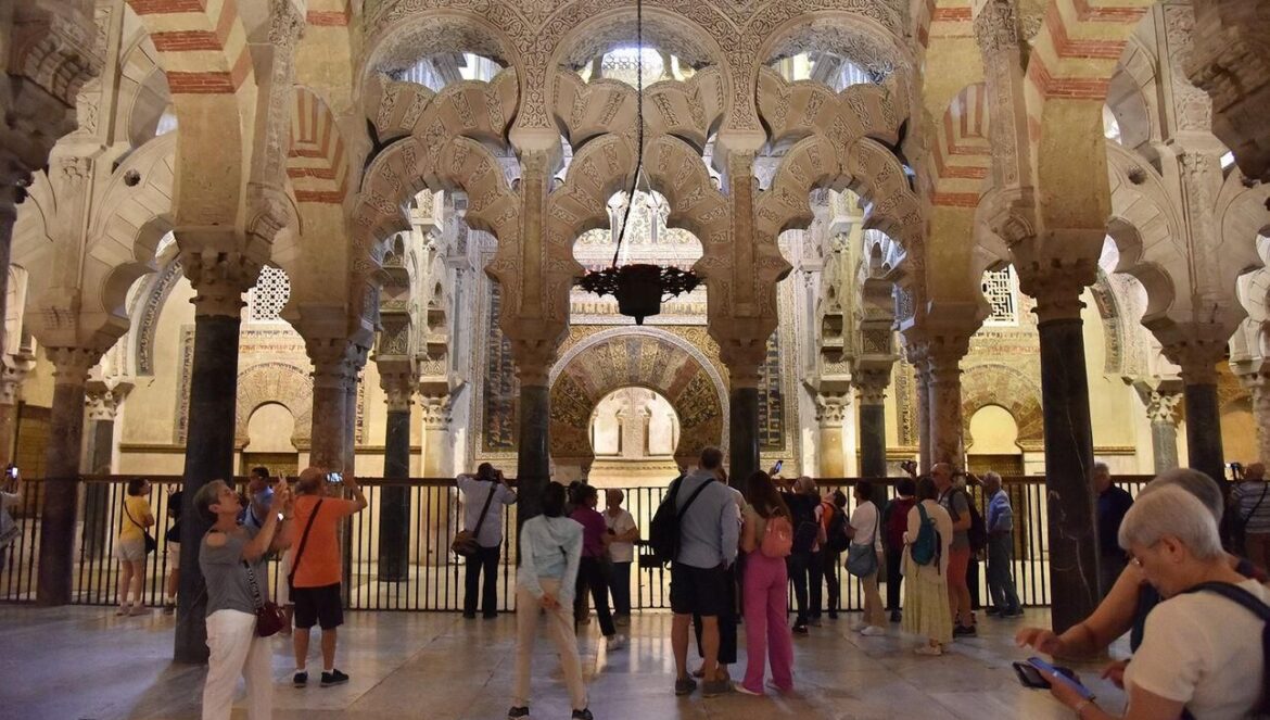 Turistas en la Mezquita-Catedral. / Juan Ayala