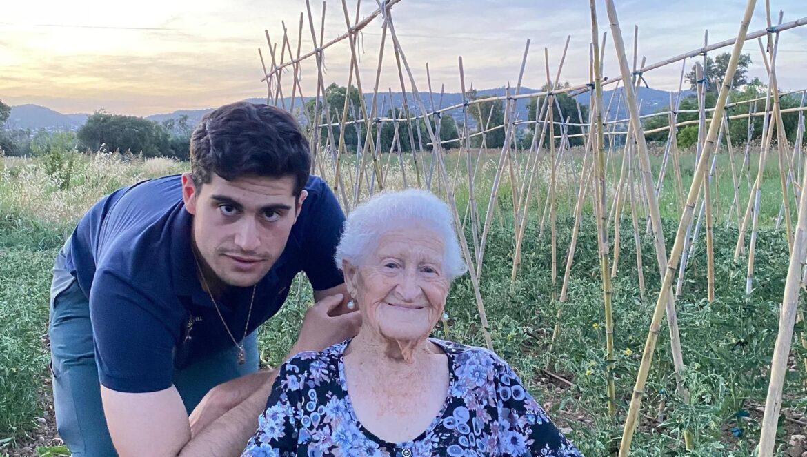 José David Díaz y su abuela, Teresa Ayala, entre las tomateras / Inspira Rural