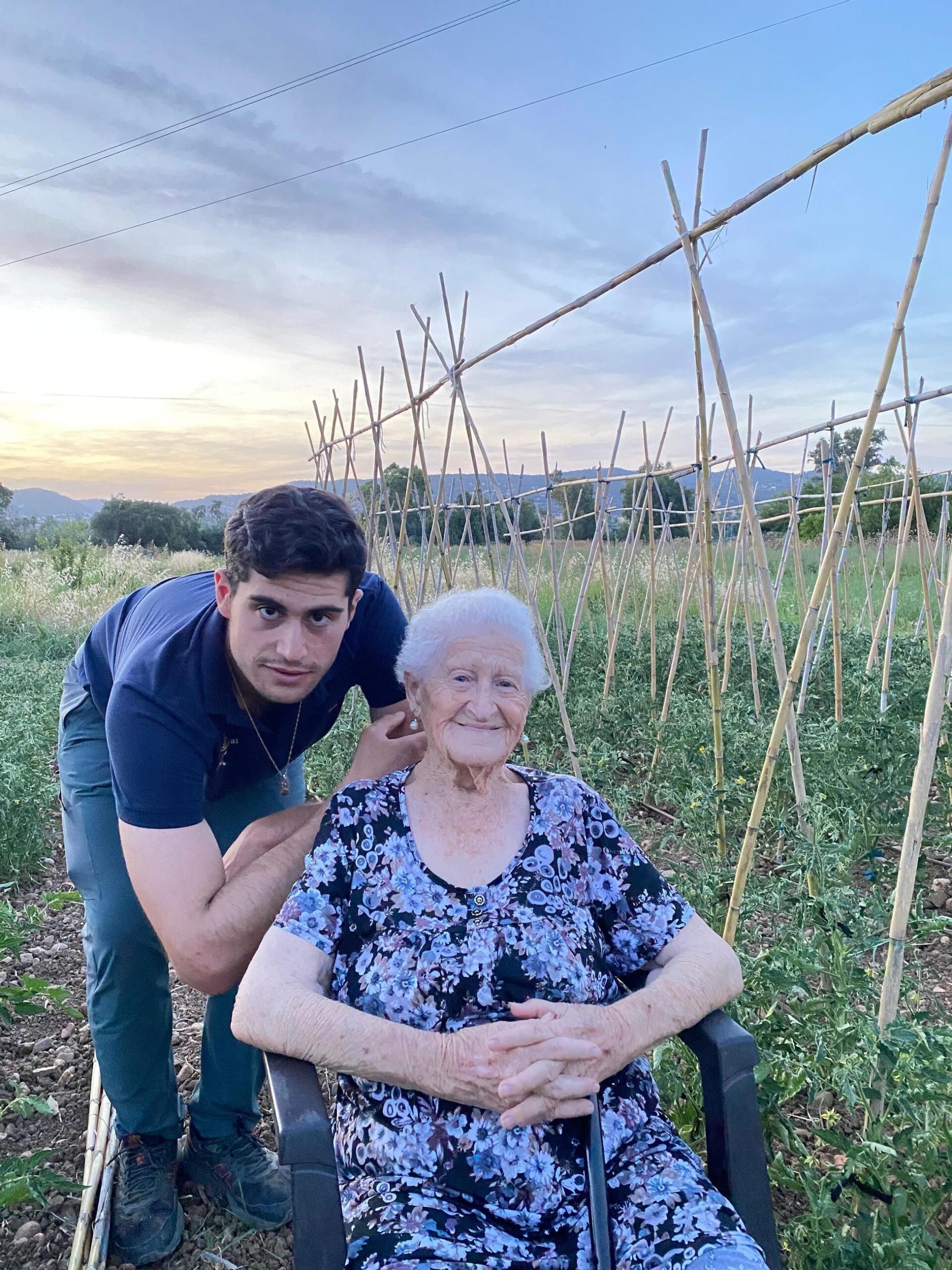 José David Díaz y su abuela, Teresa Ayala, entre las tomateras / Inspira Rural