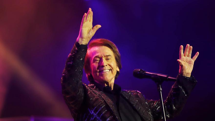 Raphael, durante su concierto de 2022 en Córdoba. / FRANCISCO GONZÁLEZ