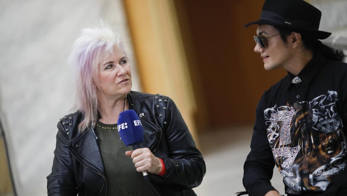 La guitarrista Jennifer Batten (i), quien acompañó a Michael Jackson en las tres giras que realizó entre 1987 y 1997, junto al imitador del cantante, Lenny Jay. Efe / elDiario.es
