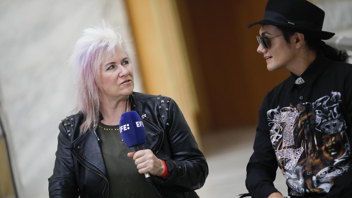 La guitarrista Jennifer Batten (i), quien acompañó a Michael Jackson en las tres giras que realizó entre 1987 y 1997, junto al imitador del cantante, Lenny Jay. Efe / elDiario.es