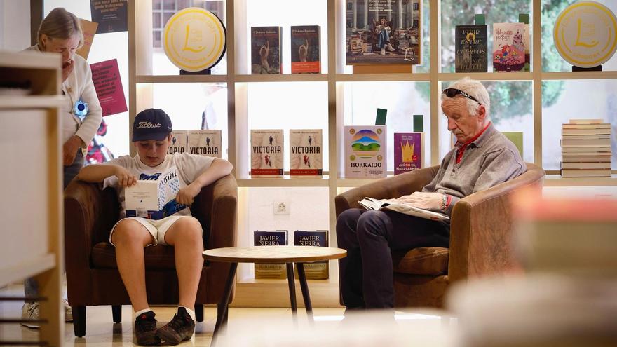 Dos lectores disfrutan de sus respectivos libros en La Casa del Libro. / Manuel Murillo
