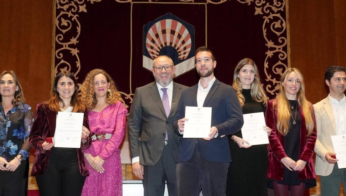 El investigador y escritor Pablo Martínez Angulo, en el centro de la imagen, recibiendo un premio.